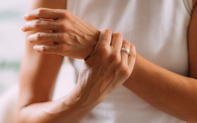 Mon poignet craque sans raison : que faire ?
