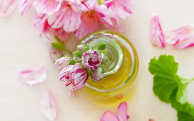Les Bienfaits des Huiles Essentielles pour un Bain de Pieds Revitalisant