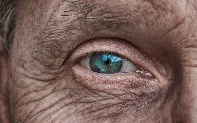 Comment Utiliser les Huiles Essentielles pour Une Peau Plus Jeune et Plus Radieuse
